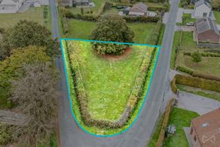 Contact : Maxime V - 0494/05.23.55 - maxime.v@weinvest.be
We Invest En Fagne vous propose ce terrain à bâtir de 1 042 m², situé à Seloignes.
A proximité de quelques habitations, mais surtout de bois et de prairies, il bénéficie d'un environnement calme et verdoyant, idéal pour un projet de construction à l'abri de l'agitation. Des haies bordent le terrain, et un arbre remarquable en occupe la partie centrale, ce qui lui donne beaucoup de caractère. Les sentiers de promenade et les bois de Seloignes sont accessibles rapidement pour profiter de la nature au quotidien.
Le village reste proche de Chimay et de ses commerces, services et écoles, ce qui permet de concilier cadre de vie paisible et vie quotidienne pratique.
Le terrain est proposé à partir de 57 000 €.
📞 Contactez Maxime au 0494 05 23 55 ou par e-mail à maxime.v@weinvest.be pour organiser une visite.