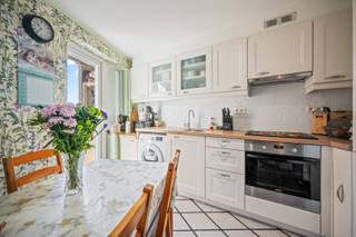 Dit gezellige en instapklare appartement ligt pal in het centrum van Tienen, op wandelafstand van scholen, winkels, supermarkten, openbaar vervoer en tal van andere voorzieningen. Het appartement bevindt zich op de derde verdieping van een kleinschalig gebouw met slechts vijf andere wooneenheden, wat bijdraagt aan een rustige en aangename woonomgeving. Het appartement is makkelijk bereikbaar met de lift. Binnenin vindt u twee slaapkamers, een ruime en lichtrijke leefruimte, een goed uitgeruste keuken met aansluitend terras, een apart toilet en een private kelderberging. Op amper 50 meter wandelen is er bovendien een huurgarage beschikbaar die kan worden overgenomen.<br />Dankzij het gunstige EPC, het ontbreken van renovatieverplichtingen en de instapklare staat hoeft u enkel nog uw koffers te pakken.