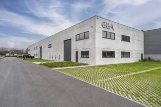 Op een gunstige locatie in Zulte, vlakbij de E17, bieden wij dit functionele magazijn met bijhorende kantoorruimte aan. Het pand is...