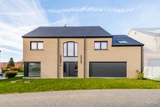 We Invest vous propose ce superbe gros oeuvre fermé, idéalement situé dans un nouveau quartier résidentiel, à 2 pas de centre ville de...