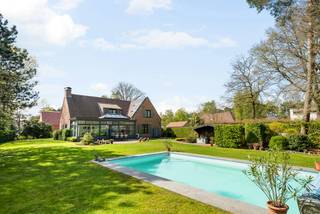 Welkom in deze instapklare en uitstekend onderhouden gezinswoning op een prachtig groen perceel van ca 1874m², gelegen in een rustige en...