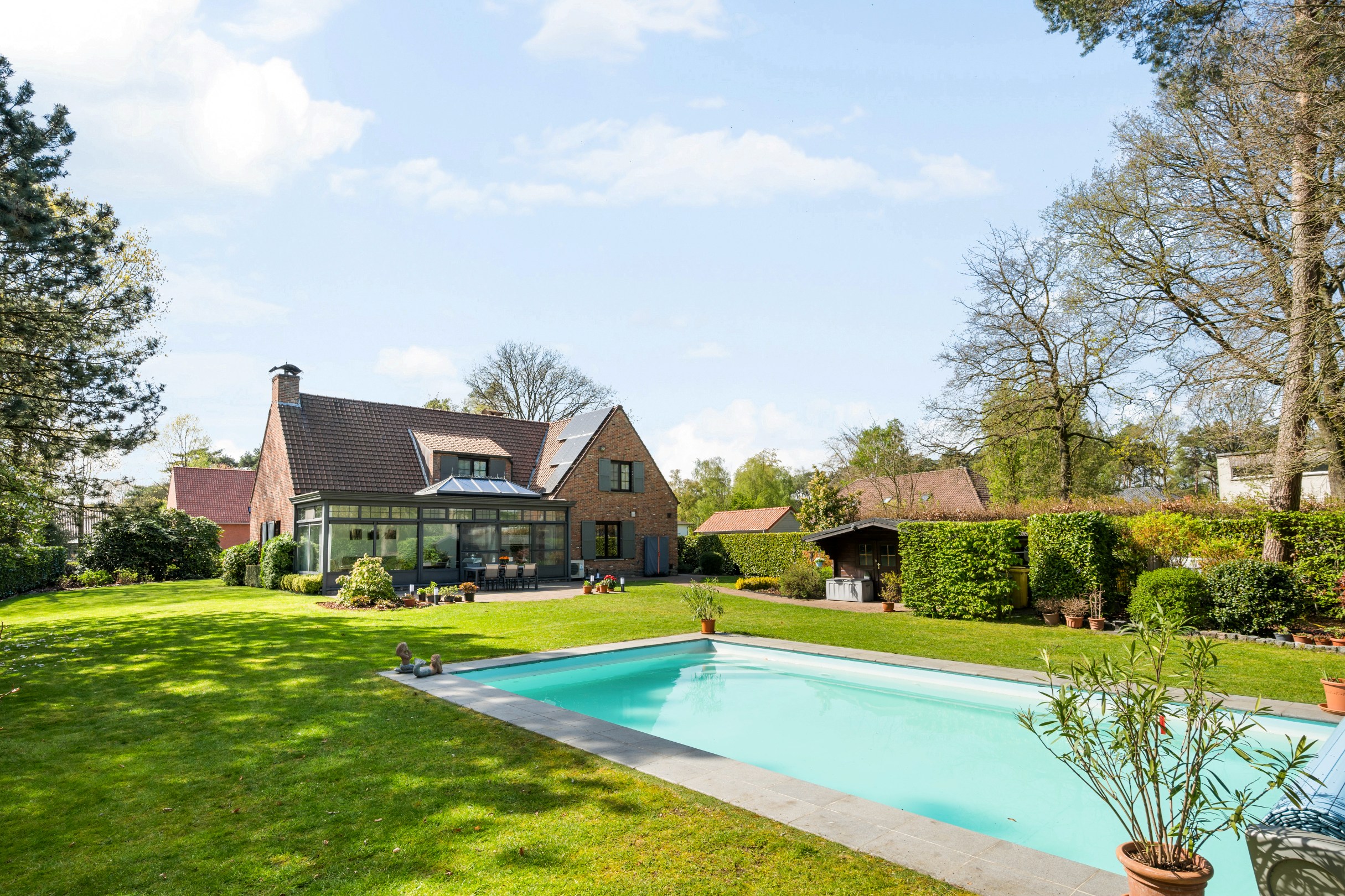 Ruime woning met 4 slaapkamers, bureel en zwembad op een perceel van ca 1874m². - foto 2