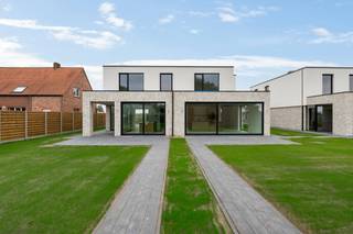 Moderne en ruime HOB nieuwbouwwoning op een perceel van 422m² met een fraai uitzicht over de achtergelegen weilanden! De lichtrijke gezinswoning...