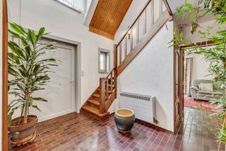 <p>In de rustige en groene Potaardestraat in Dilbeek vind je deze ruime villa, die je meteen een gevoel van thuiskomen geeft. Gelegen in een residentiële en rustige zone, biedt deze woning met haar royale perceel van 10a31 alle troeven om er je eigen plek van te maken. De brede gevel van 13 meter geeft het pand een statige, evenwichtige uitstraling, en dat gevoel van ruimte zet zich binnenin volledig door. Bij binnenkomst verwelkomt de inkomhal je met een natuurlijke overgang naar de verschillende leefruimtes. De lichtrijke woonkamer met cassette vormt het kloppende hart van de woning, ideaal om te ontspannen of samen te komen. De aangrenzende ingerichte keuken sluit hier vlot op aan, en een lichtrijk bureau biedt de mogelijkheid om thuis te werken zonder in te boeten op privacy.</p><p> </p><p>Op de eerste verdieping vind je drie ruime slaapkamers van respectievelijk 20,75 m², 12,78 m² en 12,09 m², verbonden via een praktische nachthal. De badkamer op deze verdieping biedt voldoende ruimte voor comfort. Een kelder en een inpandige garage vervolledigen de indeling en zorgen voor extra bergruimte en gemak. Deze villa uit 1977 beschikt over een terras, een tuin en een garage met bijkomende parkeermogelijkheid – ideaal voor wie graag buiten vertoeft of meerdere wagens wil stallen. Een extra troef is de mogelijkheid om de tuin verder uit te breiden, dankzij de optie om het achterliggende stuk grond aan te kopen of te huren.</p><p> </p><p>De ligging in Dilbeek combineert rust met bereikbaarheid: winkels, scholen, openbaar vervoer en een sportcentrum bevinden zich allemaal in de nabije omgeving, terwijl de rustige residentiële buurt garant staat voor een aangename leefomgeving. Wie op zoek is naar een woning met veel potentieel, een royale ruimte-indeling en een groene omgeving, vindt hier een uitgelezen kans. Liefde op het eerste gezicht? Aarzel niet en plan snel een bezoek in via ons kantoor – wij nemen je graag mee doorheen deze woning vol mogelijkheden.</p>