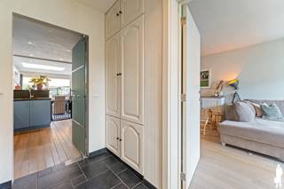 <p>Deze verzorgde halfopen gezinswoning is gelegen op een oost georiënteerd perceel van ca. 400 m² en biedt verrassend veel ruimte, licht en wooncomfort. Met 4 ruime slaapkamers, een aangename leefruimte, een praktische bijkeuken, inpandige garage en een volledig afgesloten tuin is dit een ideale woning voor gezinnen. De woning bevindt zich in een kindvriendelijke omgeving, op ca. 10 minuten van het centrum van Baarle-Hertog en op ca. 15 minuten van het centrum van Turnhout. Bovendien geniet de woning van een gunstige EPC-score van 245 kWh/m²/jaar en een conforme elektrische installatie.</p>
<p><strong>Indeling: <br /></strong>Via de inkomhal met vestiaire en apart gastentoilet betreedt u de woning. Van hieruit krijgt u toegang tot de ruime en lichtrijke leefruimte. Aan de straatzijde bevindt zich een gezellige zithoek met voldoende plaats voor een ruime salonopstelling. De oorspronkelijk buitenmuur werd als sfeervolle roomdivider behouden en vormt een mooi architecturaal element tussen de zithoek en de eetkamer. Achteraan bevindt zich de ruime eetkamer, waar u dankzij de grote raampartijen geniet van veel natuurlijk licht en een aangenaam zicht op de aangelegde tuin. De grote schuifpui zorgt voor een mooie verbinding tussen binnen en buiten en geeft rechtstreeks toegang tot het zonnige terras. Aansluitend bevindt zich de kwalitatief uitgevoerde keuken met maatwerkmeubilair, een natuurstenen werkblad, ruime opbergmogelijkheden en de nodige inbouwtoestellen. Dankzij de open verbinding met de leefruimte blijft u tijdens het koken steeds in contact met familie of gasten. Vanuit de keuken bereikt u een praktische voorraadkelder, ideaal voor extra stockage. Verder beschikt de woning over een ruime bijkeuken met voldoende plaats voor wasmachine en droogkast. Deze ruimte heeft zowel een rechtstreekse toegang tot de tuin als tot de inpandige garage, wat zorgt voor bijzonder veel praktisch comfort.</p>
<p><strong>Verdieping: <br /></strong>Op de eerste verdieping bevinden zich drie ruime slaapkamers, die allen voorzien zijn van rolluiken. De badkamer is uitgerust met een ligbad en praktische maatwerkkasten met geïntegreerde wastafel en spiegel. De vaste trap leidt verder naar de volledig afgewerkte zolderverdieping, waar zich de vierde slaapkamer bevindt. Dankzij de Veluxramen met verduistering geniet ook deze verdieping van aangenaam daglicht. Deze ruimte kan uiteraard ook perfect worden ingericht als hobbykamer, speelkamer of thuisbureau.</p>
<p><strong>Tuin:<br /></strong>De volledig afgesloten tuin is zuidwest georiënteerd en vormt een heerlijke plek om van de middag- en avondzon te genieten. Het ruime terras sluit rechtstreeks aan op de leefruimte en kijkt uit over de onderhoudsvriendelijke, mooi aangelegde tuin met onder meer een volwassen notenboom. Achteraan werd een extra gezellige zithoek gecreëerd bij het tuinhuis. Vanuit de tuin is er bovendien toegang tot het nabijgelegen speelpleintje, wat deze woning extra aantrekkelijk maakt voor gezinnen met kinderen. Dankzij de volledige omheining kunnen kinderen en huisdieren veilig buiten spelen. Het tuinhuis biedt voldoende plaats voor tuingereedschap, fietsen en speelgoed, terwijl de hondentoilet en compostzone discreet achter de beplanting werden geïntegreerd.</p>
<p><strong>Bijzonderheden:</strong></p>
<ul>
<li>4 ruime slaapkamers</li>
<li>Instapklaar en verzorgd</li>
<li>Lichtrijke en verrassend ruime woning</li>
<li>Hedendaagse en sfeervolle inrichting</li>
<li>Inpandige garage</li>
<li>Praktische bijkeuken en voorraadkelder</li>
<li>Oost georiënteerd perceel van ca. 400 m²</li>
<li>Volledig afgesloten en onderhoudsvriendelijke tuin</li>
<li>Rechtstreekse toegang tot speelpleintje</li>
<li>Kindvriendelijke en rustige woonomgeving</li>
<li>Gunstige EPC-score van 245 kWh/m²/jaar</li>
<li>Elektrische installatie conform</li>
<li>Ca. 10 minuten van Baarle-Hertog en ca. 15 minuten van Turnhout</li>
</ul>