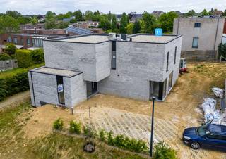 Wordt dit uw toekomstige thuis in een volledig nieuw aangelegde, autoluwe en groene verkaveling?<br /><br /><strong>Woongeheel ‘Danhieux’</strong> bestaat uit verschillende, unieke types van woningen, die samen een harmonieus geheel vormen. <br />Lot 11 is een halfopen bebouwing met 3 slaapkamers en een autostandplaats naast de woning. <br /><br />Elke woning wordt voorzien van <strong>duurzame installaties</strong> om de energiekosten te drukken en de impact op het klimaat te verkleinen. Door het gebruik van deze hedendaagse technieken zijn de woningen niet enkel heel energiezuinig maar ook volledig FUTURE PROOF (E-peil <20): een duurzame en kwalitatieve investering voor de toekomst.<br /><br />De ruwbouwwerken zijn inmiddels afgerond, dus <strong>verhuizen is reeds mogelijk binnen 4 maanden!</strong><br /><br />Voor meer informatie ontvangen we u graag ter plaatse of op ons kantoor om uw nieuwe thuis tot in de puntjes toe te lichten. Bel nu Elien Mombaerts op het nummer 0470/38.21.30.<br />