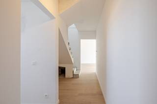 Welkom in Erembodegem, in het nieuwbouwproject aan de Brusselbaan 47. Het gebouw telt acht appartementen en beschikt over een lift en een fietsenstalling. De ligging is praktisch: de bushalte van De Lijn ligt voor de deur, het station van Erembodegem is op enkele minuten en de oprit van de E40 is vlakbij. Scholen, winkels en andere voorzieningen vind je in de buurt, en het centrum van Aalst bereik je snel.Het aanbod is gevarieerd. Er zijn appartementen met 1, 2 en 3 slaapkamers, van ca. 57 m² tot ca. 141 m², en elk appartement heeft een eigen indeling en een eigen buitenruimte. Op het gelijkvloers horen een terras en een private tuin bij de woning, op de verdiepingen een terras. De twee duplexen op de bovenste verdiepingen verdelen hun leefruimte en slaapkamers over twee niveaus. Parkeren kan op een staanplaats of in een garage, die je apart bij je appartement koopt.Het comfort is up-to-date. Alle appartementen worden gebouwd met de nieuwste technieken voor isolatie, ventilatie en energiezuinigheid, zodat het binnenklimaat het hele jaar aangenaam blijft en je energieverbruik laag is. De keuken richt je zelf in, met een budget van 15.000 excl. btw. Zo kies je zelf de stijl en de toestellen.Interesse in een van de appartementen? Vraag meer informatie aan, dan overlopen we samen de mogelijkheden en de prijzen.Aankoop aan 6% btw mogelijk.Sommige beelden werden met AI bewerkt en zijn louter informatief.