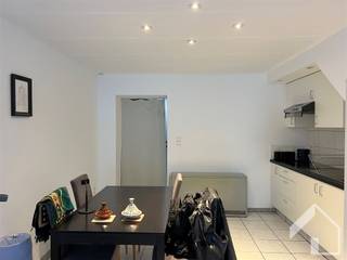 Beau studio au rez-de-chaussée, près du centre de Lier, situé dans une rue agréable.Le studio comprend : un hall d'entrée commun - salon et salle...