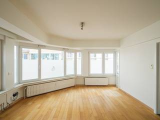 Op zoek naar een comfortabel appartement op een toplocatie in Gent? Dit instapklare appartement op de eerste verdieping van residentie Willem Tell, op de hoek van de Bagattenstraat en de Willem Tellstraat, combineert hedendaags wooncomfort met een centrale ligging. Het Zuid, winkels, restaurants, openbaar vervoer en verschillende campussen van UGent bevinden zich op wandel- of fietsafstand. De vernieuwde, groene fietsstraat met bomen zorgt bovendien voor een aangename woonomgeving<br /><br />📍 <strong>Bagattenstraat 76 – Gent</strong><br />📅 Beschikbaar vanaf:<strong> 1 december 2026</strong><br />💶 <strong>Huurprijs:</strong> € 1.195/maand<br />💶 <strong>Provisie algemene kosten, water en verwarming</strong>: € 145/maand<br />🚗 <strong>Gesloten garagebox</strong>: € 150/maand (optioneel)<br />🏠 Contract: 3 jaar, verlengbaar<br />🚫 <strong>Geen huisdieren – geen studenten – domicilie verplicht</strong><br />👥 Ideaal voor een alleenstaande of koppel; co-housing door 2 personen is eveneens mogelijk. PhD-studenten met domicilie zijn welkom.<br /><br />Het appartement beschikt over een inkomhal met apart toilet, een lichtrijke leefruimte met parketvloer en toegang tot een gezellig balkon/terrasje. De nieuwe, volledig uitgeruste keuken met alle toestellen en de vernieuwde badkamer met ligbad, douchescherm en lavabomeubel zorgen voor extra wooncomfort. Daarnaast zijn er 2 slaapkamers.<br /><br />Extra troef: het gebouw schakelde deze zomer over op verwarming via een warmtepomp, wat naar verwachting zal leiden tot een aanzienlijk lager energieverbruik. Het huidige EPC-label C zal hierdoor vermoedelijk verbeteren naar label B.<br /><br />📧 Interesse? Bezoeken, enkel op afspraak, kunnen aangevraagd worden via het pand op onze website: <strong>www.tvevastgoed.be</strong> - alle andere info: via tine@tvevastgoed.be of 0474 97 00 22.