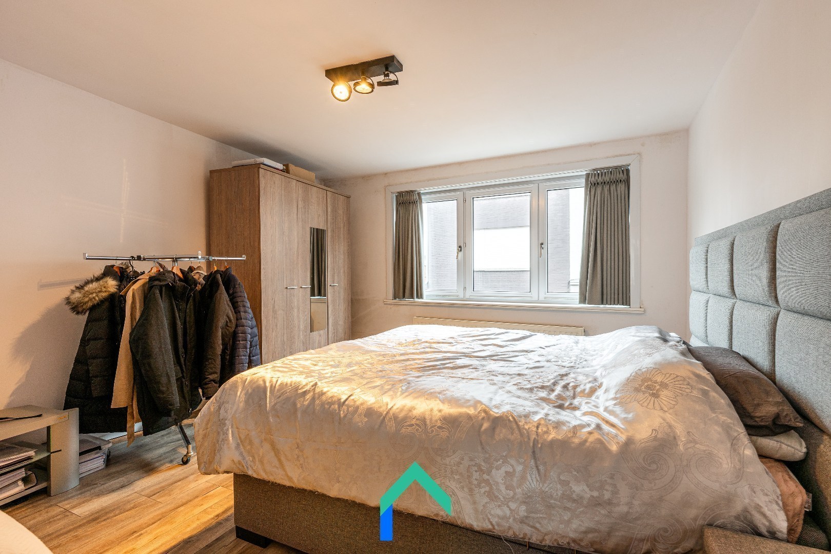 Instapklare handelsruimte met gerenoveerd duplexappartement in hartje Meulebeke - foto 5