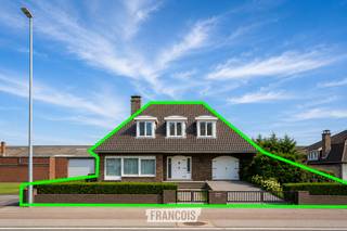 Deze ruime villa is gelegen in Leffinge, op een perceel van 666 m², en geniet van een open zicht op de vaart. Dankzij de ligging, de royale ruimtes en de twee afzonderlijke garages biedt deze eigendom een unieke combinatie van comfort en functionaliteit.<br /><br />Bij het binnenkomen wordt u verwelkomd in een ruime inkomhal. Op het gelijkvloers bevinden zich een lichtrijke woonkamer, een ruime ingerichte leefkeuken met rechtstreekse toegang tot het terras, een praktische wasplaats, twee afzonderlijke toiletten, toegang tot een grote kelderruimte en een polyvalente kamer die perfect kan dienen als bureau, hobbyruimte of extra slaapkamer.<br /><br />Op de eerste verdieping vindt u drie volwaardige slaapkamers en een ruime badkamer, uitgerust met een dubbele wastafel, een douche en een toilet.<br /><br />Buiten geniet u van een grote, zonnige tuin met tuinhuis. Naast de woning bevinden zich twee afzonderlijke garages, een absolute meerwaarde voor wie extra parkeer- of opbergruimte wenst.<br /><br />De woning is voorzien van centrale verwarming op aardgas en dubbele beglazing met rolluiken.<br /><br />Bovendien is de woning momenteel verhuurd, wat deze eigendom ook interessant maakt als investering.<br /><br />Enkele foto's werden bewerkt met behulp van AI. <br /><br />Voor meer informatie of een bezoek kunt u contact opnemen met Inti op inti@immofrancois.be of 0499 74 89 74.<br /><br />