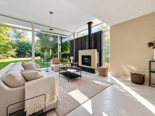 <span><span><span><span><span><span><span><span><span><span>Deze stijlvolle moderne open bebouwing combineert hedendaagse architectuur met uitzonderlijk wooncomfort, hoogwaardige materialen en een indrukwekkend niveau van energiezuinigheid. Het resultaat is een instapklare villa voor wie absoluut geen compromissen wil sluiten tussen uitstraling, comfort, privacy en levenskwaliteit.</span></span></span></span></span></span></span></span></span></span><br /><span><span><span><span><span><span><span><span><span><span> </span></span></span></span></span></span></span></span></span></span><br /><span><span><span><span><span><span><span><span><span><span>Vanaf het moment dat je binnenkomt, voel je dat deze woning anders is. De royale en lichtrijke leefruimte vormt het hart van de woning.  Dankzij de grote raampartijen sta je voortdurend in verbinding met de groene tuin. De open keuken sluit naadloos aan bij de leef- en eetruimte en maakt van koken, tafelen en gasten ontvangen één aangename beleving. </span></span></span></span></span></span></span></span></span></span><br /><span><span><span><span><span><span><span><span><span><span> </span></span></span></span></span></span></span></span></span></span><br /><span><span><span><span><span><span><span><span><span><span>De hoogwaardige afwerking, de onderhoudsvriendelijke gietvloer, sfeervolle verlichting en eigentijdse materialen zorgen voor een interieur dat niet alleen bijzonder oogt, maar vooral bijzonder aangenaam leeft. Hier kom je thuis in een woning die tot in de details is ontworpen rond comfort.</span></span></span></span></span></span></span></span></span></span><br /><span><span><span><span><span><span><span><span><span><span> </span></span></span></span></span></span></span></span></span></span><br /><span><span><span><span><span><span><span><span><span><span>En dan is er de tuin. Een plek die deze woning een extra dimensie geeft. Het verwarmde zwembad nodigt uit tot een frisse duik of een ontspannen moment in de zon, terwijl het aparte wellnessgedeelte met sauna, douche en buitendouche van je eigen tuin een persoonlijke retreat maakt. Na een drukke werkdag even ontspannen, in het weekend genieten met vrienden of op een warme zomeravond lang tafelen bij het zwembad: hier wordt buitenleven een onderdeel van je dagelijkse luxe. De tuin is bovendien onderhoudsvriendelijk aangelegd en biedt de privacy en rust die je van een woning in dit segment mag verwachten.</span></span></span></span></span></span></span></span></span></span><br /><span><span><span><span><span><span><span><span><span><span> </span></span></span></span></span></span></span></span></span></span><br /><span><span><span><span><span><span><span><span><span><span>Ook technisch laat deze villa weinig te wensen over. De woning beschikt over een EPC-label A, zonnepanelen met thuisbatterij en een geothermische warmtepomp die zorgt voor zowel aangename vloerverwarming als passieve vloerkoeling. Ventilatie type D, elektrische screens, regenwaterrecuperatie en voorzieningen voor laadpalen maken het plaatje compleet. Het is precies die combinatie van luxe en energiezuinig wonen die vandaag steeds belangrijker wordt: niet alleen genieten van een prachtige woning, maar ook bewust kiezen voor duurzaam en toekomstgericht comfort.</span></span></span></span></span></span></span></span></span></span><br /><span><span><span><span><span><span><span><span><span><span> </span></span></span></span></span></span></span></span></span></span><br /><span><span><span><span><span><span><span><span><span><span>Op de verdieping bevinden zich momenteel verschillende ruimten, waaronder een bijzonder royale kamer, die desgewenst kan worden opgesplitst en gebruikt worden naar believen. Daarnaast beschikt de woning over een bijzonder comfortabele badkamer met onder meer een inloopdouche, ligbad en Japans toilet. De indeling is bovendien bewust toekomstgericht opgevat, met brede doorgangen, een comfortabele gelijkvloerse leefomgeving en een voorziene liftkoker. Daardoor is dit niet alleen een woning voor vandaag, maar een thuis die ook op langere termijn met je levensstijl kan meegroeien. De ruime oprit biedt plaats aan meerdere wagens en werd voorbereid op het plaatsen van laadpalen.</span></span></span></span></span></span></span></span></span></span><br /><span><span><span><span><span><span><span><span><span><span> </span></span></span></span></span></span></span></span></span></span><br /><span><span><span><span><span><span><span><span><span><span>Kriekhof is daarbij misschien wel één van de grootste troeven. Je woont hier in een rustige en groene woonomgeving in Lint, met het centrum, winkels, scholen en dagelijkse voorzieningen op korte afstand. Tegelijk geniet je van een vlotte verbinding richting Antwerpen, Kontich, Lier, Mechelen en Brussel. Je woont dus rustig wanneer je dat wilt, maar bent nooit ver verwijderd van de stad of belangrijke verbindingswegen. Precies die combinatie maakt Lint zo aantrekkelijk voor mensen die bewust kiezen voor de rust van de Zuidrand zonder het stadsleven volledig achter zich te laten.</span></span></span></span></span></span></span></span></span></span><br /><span><span><span><span><span><span><span><span><span><span> </span></span></span></span></span></span></span></span></span></span><br /><span><span><span><span><span><span><span><span><span><span>Deze woning richt zich dan ook niet op iedereen – en dat hoeft ook niet. Kriekhof 16 is gemaakt voor wie ruimte, kwaliteit en levensgenot belangrijker vindt dan een klassieke indeling met zoveel mogelijk slaapkamers. Denk aan een succesvol koppel dat een stijlvolle en exclusieve thuis zoekt met ruimte om te werken, te ontspannen en gasten te ontvangen. Of aan een koppel dat vandaag kleiner en slimmer wil wonen zonder luxe of comfort op te geven. Maar ook aan wie bewust investeert in een energiezuinige woning die klaar is voor de toekomst. Een woning waar de wellness niet ergens ver weg ligt, maar gewoon achteraan in de tuin.</span></span></span></span></span></span></span></span></span></span><br /><br /><br /><span><span><span><span><span><span><span><span><span><span>Wie op zoek is naar een doorsnee woning, zal hier misschien andere verwachtingen hebben. Wie daarentegen zoekt naar een exclusieve villa in Lint, een instapklare woning met zwembad, een energiezuinige woning met EPC A, een moderne villa met wellness, een woning met geothermische warmtepomp of een toekomstgerichte woning in de Antwerpse Zuidrand, doet er goed aan deze woning persoonlijk te komen ervaren. Want sommige eigenschappen lees je in een advertentie, maar het gevoel van ruimte, licht, rust en kwaliteit moet je ter plaatse beleven.</span></span></span></span></span></span></span></span></span></span><br /><span><span><span><span><span><span><span><span><span><span> </span></span></span></span></span></span></span></span></span></span><br /><span><span><span><span><span><span><span><span><span><span>Benieuwd of dit de woning is waar je al een tijdje naar zoekt? Kom binnen, kijk rond en ervaar zelf wat hier mogelijk is. Misschien hoef je vanaf vandaag niet meer te dromen van een eigen wellness, een energiezuinige villa en heerlijk buitenleven… misschien staat je nieuwe thuis gewoon in Kriekhof.</span></span></span></span></span></span></span></span></span></span><br /><br /><span><span><span><span><span><span><span><span><span><span>Plan je bezoek en ontdek Kriekhof 16 – de Huisleverancier… levert meer dan je verwacht.</span></span></span></span></span></span></span></span></span></span><br /><br />EPC :  10 kWh/m<sup>2</sup> (Label A)<br />Stedenbouwkundige inlichtingen in aanvraag<br />Waterinfo : P-Score = A, G-Score = A<br /><br />Dit is niet wat je zoekt ? Al gehoord van AANKOOPBEGELEIDING ?   Wij zoeken, bezoeken en onderhandelen mee met jou voor eigendommen die worden aangeboden door particulieren, andere makelaars of eigendommen die zelfs (nog) niet te koop staan?<br />Vraag meer informatie over aankoopbegeleiding via welkom@dehuisleverancier.be of 0489/069.000<br /><br />de Huisleverancier : Persoonlijk, voor iedereen Service, Kwaliteit en Vertrouwen !<br /><br /><br /> 