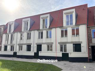 Lichtrijke en energiezuinige nieuwbouwwoning in het prachtige project Boevrie, uitstekend gelegen op wandelafstand van het centrum en het station. De woning combineert een moderne afwerking met veel ruimte, comfort en een rustige ligging aan een groen binnenplein.<br /><br /> Bij het binnenkomen beschikt de woning over een inkomhal met gastentoilet en een praktische berging. De lichtrijke leefruimte sluit naadloos aan op de open, volledig ingerichte keuken. Dankzij de grote raampartijen geniet u hier van een aangename hoeveelheid natuurlijk licht en een mooi zicht op het terras en de tuin. In de leefruimte en keuken is bovendien een moderne rail met verlichting voorzien.<br /><br /> Op de eerste verdieping bevinden zich twee slaapkamers, een badkamer met dubbel lavabomeubel, toilet en ruime inloopdouche, evenals een praktische berging met aansluitingen voor wasmachine en droogkast.<br /><br /> De tweede verdieping biedt een bijzonder ruime derde slaapkamer van maar liefst 27 m², aangevuld met een aparte berging. Deze verdieping vormt een mooie, veelzijdige ruimte met tal van mogelijkheden.<br /><br /> De woning wordt volledig geschilderd en is bijgevolg instapklaar. De vele raampartijen zorgen doorheen de hele woning voor een bijzonder aangename lichtinval. De rustige ligging aan het groene binnenplein biedt bovendien een aangename woonomgeving, terwijl het centrum en het station op wandelafstand bereikbaar zijn.<br /><br /> Een bijkomende troef is de ondergrondse autostaanplaats, voorzien van een laadpaal.<br /><br /> EPB in opmaak.<br />.