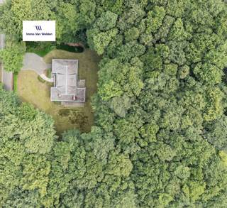 Ontdek deze unieke eigendom in Maarkedal, waar elegantie en natuurlijke schoonheid naadloos samenkomen. Met een indrukwekkende bewoonbare oppervlakte van 453 m², midden in een bosrijk landschap en omringd door weelderig groen, biedt deze woning een oase van rust en verfijning.Bij binnenkomst verwelkomt een ruime inkomhal u en leidt u naar een lichtrijke woonkamer, ideaal voor gezellige avonden met familie en vrienden. De stijlvolle eetkamer sluit aan op een te moderniseren keuken die direct toegang geeft tot een zonneterras. Hier beleeft u ontspannen diners in openlucht, omgeven door stilte en groen.De woning beschikt over vijf slaapkamers en twee badkamers, waardoor er voldoende ruimte is voor een groot gezin of logees. Het interieur ademt nostalgie en warmte, verrijkt met vintage accenten die zorgen voor een tijdloze uitstraling.Verder ontdekt u een royale kelderverdieping met wijnkelder. De dubbele garage biedt niet alleen plaats voor meerdere voertuigen, maar is ook dienstig voor praktische bergruimte.Ook buiten is dit eigendom een parel: de tuin garandeert privacy en vormt een waar paradijs voor natuurliefhebbers. Deze woning combineert rust, ruimte en authenticiteit met talloze mogelijkheden voor persoonlijke invulling. Een zeldzame kans om een stukje paradijs in het hart van de natuur uw thuis te noemen.