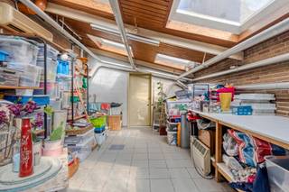 <p>This spacious commercial property with residential space enjoys a prime location in the heart of Denderleeuw, in a busy and easily accessible area with excellent visibility. Several public parking spaces are available in front of the property, making it ideal for commercial use.<br /><br />The electricity will be brought into compliance.</p><p>The ground floor, which previously operated as a flower shop (154 m²), offers numerous possibilities for those looking to combine living and working, or for investors seeking a profitable opportunity. The commercial space is perfectly suited for a shop, office, or professional practice, with potential for a change of function subject to approval.</p><p>The private living area includes a bright and welcoming living room, a fully renovated kitchen, and a study that can also be used as a hobby room. The low-maintenance city garden is a real asset: quiet and easy to maintain.</p><p>On the first floor, the landing provides access to three spacious bedrooms and a bathroom equipped with both a bathtub and a shower. Additionally, there is a large attic and a cellar.</p><p>A separate garage completes the property, offering both parking convenience and extra storage space.</p><p>This property represents a unique opportunity for anyone looking to live and work centrally, or for those seeking a multifunctional investment.</p>