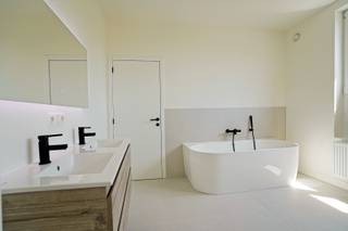 Deze ruime woning heeft alles in huis voor een comfortabel gezinsleven. Bij het binnenkomen valt meteen de aangename lichtinval op samen met de...