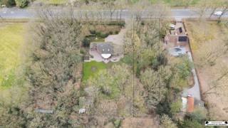 <p><span>Bent u op zoek naar de ideale locatie om uw droomwoning te realiseren? <br />Dan is deze prachtige bouwgrond voor open bebouwing aan de Bredabaan te Gooreind (Wuustwezel) zeker een bezoek waard.</span></p><p><span>Met een oppervlakte van 1.607 m² biedt dit perceel tal van mogelijkheden voor het bouwen van een ruime vrijstaande woning. <br />Dankzij de straatbreedte van ca. 21 meter en een diepte van ongeveer 75 meter geniet u van een uitzonderlijk ruim perceel.</span></p><p><span>Een absolute troef is de zuidoostelijke oriëntatie van de achtertuin, waardoor u optimaal kunt genieten van de ochtend- en middagzon op uw terras en in de tuin.</span></p><p><span>De bouwgrond is gunstig gelegen langs de Bredabaan, met een vlotte bereikbaarheid naar het centrum van Gooreind, winkels, scholen, openbaar vervoer en de belangrijkste invalswegen richting Brasschaat, Antwerpen en Nederland.</span></p><p><span>Troeven:</span></p><ul><li><span>Bouwgrond voor open bebouwing </span></li><li><span>Perceeloppervlakte: 1.607 m² </span></li><li><span>Straatbreedte: ca. 21 meter </span></li><li><span>Perceeldiepte: ca. 75 meter </span></li><li><span>Zuidoostgerichte tuin </span></li><li><span>Goede bereikbaarheid en centrale ligging <br /><br /></span></li></ul><p><span>Een unieke opportuniteit voor wie op zoek is naar een ruime bouwgrond op een aantrekkelijke locatie. <br />Neem vandaag nog contact met ons op voor meer informatie of de geldende bouwvoorschriften.</span></p>