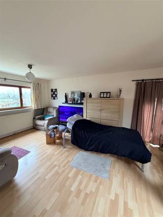 Appartement in Klein-Sinaai, bestaande uit de bovenverdieping van een woning. Leefruimte met onderhoudsvriendelijke laminaatvloer. Ingerichte...