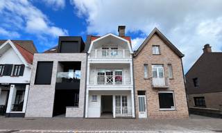 Triplex exclusif « Mi Casa », situé sur la charmante Gemeenteplein à Knokke. Un charme unique, de beaux volumes, des terrasses ensoleillées et un emplacement de choix au cœur de Knokke. Idéalement situé sur la Gemeenteplein, place animée et pleine de cachet à Knokke, « Mi Casa » est un triplex exceptionnellement spacieux et plein de caractère. C’est un bien unique qui allie harmonieusement charme, confort et authenticité. Réparti sur trois niveaux, l’appartement offre un cadre de vie agréable et polyvalent : un lieu idéal pour y vivre à l’année ou pour profiter de Knokke en tant que résidence secondaire. Le rez-de-chaussée comprend un hall d’entrée, un espace de rangement et un espace commun. Le premier étage se compose d’un coin salon côté rue avec une terrasse chaleureuse, d’une grande cuisine dînatoire à l’arrière (dotée également d’une belle terrasse), W.C. et d’une buanderie. Le deuxième étage abrite deux chambres à coucher de belle taille, une salle de bains avec lavabo et douche à l’italienne, ainsi qu'un W.C. separé. Un escalier fixe mène au troisième étage, qui accueille la troisième chambre à coucher et un local technique/buanderie. La Gemeenteplein offre un cadre charmant, caractérisé par son atmosphère vivante et son environnement typique. Parallèlement, les commerces, restaurants, cafés et toutes les commodités sont accessibles à pied, tout comme la digue et la plage. « Mi Casa » est bien plus qu’un simple appartement ; c’est un foyer doté d’une âme, situé au cœur de Knokke et de son animation. Une opportunité unique pour ceux qui recherchent un pied-à-terre spacieux et plein de caractère ou une résidence principale élégante dans l’un des lieux les plus prisés de la côte belge. Points forts : Emplacement exceptionnel sur la Gemeenteplein Triplex plein de charme et de caractère Agencement spacieux et polyvalent sur trois niveaux Grande intimité et confort de vie Commerces, restaurants et plage accessibles à pied Idéal comme résidence principale ou résidence secondaire exclusive « Mi Casa » – un lieu de vie unique dans un cadre exceptionnel à Knokke.