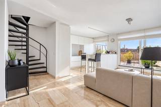 <p><span>Dit </span><span>fantastisch lichtrijke duplex appartement </span><span>is gelegen in het </span><span>centrum van Wilrijk </span><span>op wandelafstand van De Bist. De locatie is ideaal voor iemand die rustig maar toch </span><span>midden in het centrum</span><span> wil wonen. Op wandelafstand vind je winkels en openbaar vervoer. Belangrijke invalswegen heb je ook vlakbij.</span></p><p><span> </span></p><p><span>Het appartement werd in </span><span>2018 gerenoveerd</span><span> en heeft een oppervlakte van zo'n </span><span>89m²</span><span> (cfr. EPC) en een magnifiek </span><span>zonneterras van 18m²</span><span>. Parkeren doe je vlot in de </span><span>garagebox</span><span>, die </span><span>verplicht bij aan te kopen</span><span> is voor </span><span>24.500 euro</span><span>.</span></p><p><span> </span></p><p><span>Tweede verdieping</span></p><p><span>- lift tot de 2de verdieping</span></p><p><span>- inkomhal</span></p><p><span>- apart toilet</span></p><p><span>- woonkamer en eetkamer met airco</span></p><p><span>- volledig geïnstalleerde keuken (2018)</span></p><p><span>- fantastisch terras (18m²) met west oriëntatie en elektrische zonneluifel</span></p><p><span>Derde verdieping</span></p><p><span>- ruime slaapkamer met dressing en airco (20m²)</span></p><p><span>- badkamer met douche, lavabo en toilet (vermaler)</span></p><p><span>- berging met aansluitingen wasmachine en droogkast</span></p><p><span> </span></p><p><span>Algemeen gebouw</span></p><p><span>- lift aanwezig</span></p><p><span>- goed onderhouden en rustig gebouw</span></p><p><span>- fietsenberging</span></p><p><span> </span></p><p><span>Ben jij geïnteresseerd in dit appartement te koop in het centrum van Wilrijk, ben je op zoek naar ander vastgoed of wens je de waarde van jouw eigendom te kennen? Dan ben je bij BOLT immo aan het juiste adres! Wij helpen jou graag verder.</span><span> </span></p>