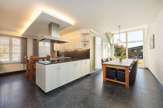 <p><strong><span>Uitzonderlijke eigendom (280 m² bewoonbare oppervlakte) te Lille met o.a. 5 slaapkamers, sfeervolle openhaard, ruime tuin en een unieke combinatie van wonen en werken dankzij de werkplaats van 330 m² met garage, bereikbaar via een aparte poort en voorzien van 12 zonnepanelen.</span></strong></p>
<p><span><strong>Ligging</strong>: Op een vlot bereikbare locatie aan de Wechelsebaan 170A in Lille bevindt zich deze uitzonderlijke eigendom waar wonen, werken en ruimte perfect samenkomen. Centraal gelegen, dichtbij invalswegen zoals de oprit E34.</span></p>
<p><span><strong>Indeling</strong>: 0: Inkomhal, living met bureauruimte, keuken, berging, slaapkamer, garage, magazijn, tuin.<br />+1: 4 slaapkamers, één badkamer</span><strong><span> <br /><br /></span></strong><strong>Beschrijving: </strong><span>Sommige eigendommen bieden ruimte, andere bieden mogelijkheden. Deze uitzonderlijke eigendom combineert beide.</span></p>
<p><span>Met een bewoonbare oppervlakte van ongeveer 280 m² biedt deze woning alle comfort voor een groot gezin. De gezellige leefruimte met openhaard vormt het warme hart van de woning en sluit naadloos aan op de ruime keuken. Verder beschikt de woning over vijf slaapkamers, twee badkamers, een afzonderlijk bureau en een praktische wasplaats, waardoor comfort en functionaliteit hand in hand gaan.</span></p>
<p><span>De absolute meerwaarde van deze eigendom is zonder twijfel de werkplaats van maar liefst </span><strong><span>330 m²</span></strong><span>. Dankzij de </span><strong><span>aparte toegangspoort</span></strong><span>, de garage en de </span><strong><span>12 zonnepanelen</span></strong><span> is deze ruimte perfect ingericht voor zelfstandigen die wonen en werken willen combineren. Loodgieters, elektriciens, schrijnwerkers, installateurs en tal van andere vakmensen beschikken hier over een professionele uitvalsbasis met voldoende opslagruimte, een vlotte toegankelijkheid en een duidelijke scheiding tussen privé en werk.</span></p>
<p><span>Ook de ruime tuin vormt een mooie meerwaarde en biedt een aangename buitenruimte waar u na een drukke werkdag heerlijk tot rust kunt komen.</span></p>
<p><span>Een eigendom als deze is zeldzaam op de markt en biedt een unieke kans voor wie op zoek is naar een ruime gezinswoning met een volledig uitgeruste werkplaats op hetzelfde perceel.<br /><br />Ideaal voor iemand die op zoek is naar een plek waar wonen en werken samenkomen.<br /></span><strong><br />Troeven</strong></p>
<span>- 280 m² bewoonbare oppervlakte</span><br /><span>- Werkplaats van 330 m², b</span><span>ereikbaar via een aparte toegangspoort <br />- </span><span>Ruime garage <br />- </span><span>12 zonnepanelen <br />- </span><span>5 slaapkamers <br />- </span><span>2 badkamers <br />- </span><span>Afzonderlijk bureau <br />- </span><span>Gezellige leefruimte met openhaard <br />- </span><span>Ruime tuin <br />- </span><span>Uitstekende combinatie van wonen en werken</span><br /><br /><strong>Bijzondere informatieplicht:</strong><span> in aanvraag.</span>
