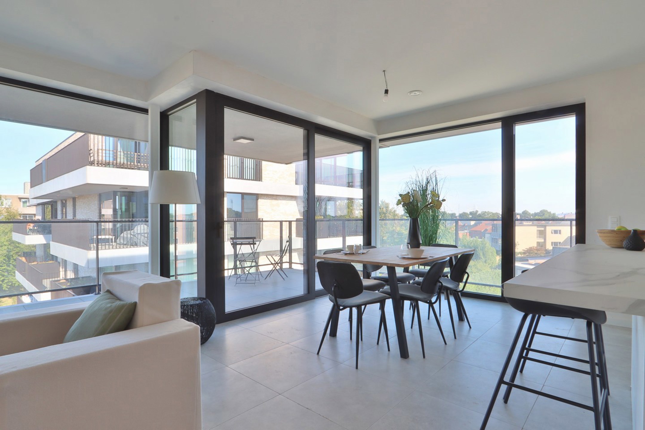 Lichtrijk hoekappartement op de 3de verdieping met 2 slpks.! - foto 4