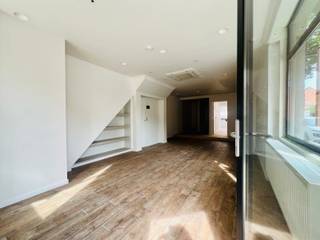 <p>Bent u op zoek naar een veelzijdig en <strong>instapklaar handelspand</strong> op een vlot bereikbare locatie? Dan is dit handelspand in de Wagnerstraat te Assebroek beslist een bezoek waard.</p>
<p>Het pand beschikt over een <strong>ruime en lichtrijke handelsruimte</strong>, afgewerkt met een combinatie van parket en tegels, wat zorgt voor een verzorgde en professionele uitstraling. Daarnaast is er een afzonderlijke ruimte die perfect kan dienen als bureau, praktijkruimte, of opslag.</p>
<p>Verder omvat het pand een apart toilet en een <strong>praktische keuken</strong>, wat het comfort voor zowel uitbaters als medewerkers verhoogt.</p>
<p>Een absolute meerwaarde is de <strong>bijzonder ruime garage</strong>, die rechtstreeks toegankelijk is vanuit het handelspand én beschikt over een automatische sectionale poort aan de zijkant van het gebouw. Ideaal voor leveringen, stockage of veilig parkeren.<br />Verder is er ook nog een ruime <strong>kelder</strong> die perfect als extra stockageruimte kan dienen.</p>
<p>Ook op technisch vlak is dit pand volledig up-to-date. Zo is het uitgerust met <strong>domotica</strong>, <strong>werd de elektriciteit volledig vernieuwd</strong>, is het pand goed geïsoleerd en voorzien van een <strong>nieuwe automatische garagepoort</strong>. De centrale verwarming zorgt voor een aangenaam binnenklimaat het hele jaar door.</p>
<p>Het handelspand maakt deel uit van een kleinschalige residentie met slechts één bovenbuur, wat bijdraagt aan een rustige en aangename werkomgeving.</p>
<p>Een ideaal pand voor zelfstandigen, vrije beroepen of ondernemers die op zoek zijn naar een representatieve en functionele commerciële ruimte.</p>
<p>Contacteer ons vandaag nog voor meer informatie of een bezichtiging: 050/73.73.73 of via info@bonnevastgoed.be .</p>
