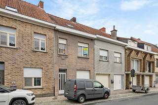 FOR SALE IN HARELBEKE!This closed development in need of refurbishment, with an exceptionally spacious garden, is located on Nieuwstraat in...