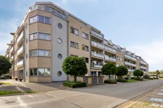 <p>Modern duplex appartement in Willebroek met veel lichtinval en een interessante ligging.</p><p><br /></p><p>Dit lichtrijke appartement combineert een praktische indeling met het comfort van een duplex appartement. Dankzij de grote raampartijen geniet de leefruimte van een aangename natuurlijke lichtinval doorheen de dag. De centrale ligging in Willebroek zorgt voor een vlotte verbinding naar winkels, openbaar vervoer en invalswegen. Met drie slaapkamers, twee terrassen en een energiezuinig EPC-label B vormt dit appartement een interessante keuze voor wie comfortabel en energiezuinig wil wonen. Gemeenschappelijke kosten bedragen ongeveer 110 euro/maand. Voor de collectieve verwarming en water wordt er maandelijks een voorschot gevraagd van 115 euro met een jaarlijkse afrekening.</p><p><br /></p><p><span>Een ondergrondse parkeerplaats (€18.000) en kelder van</span> 5m²<span> (€5000) kunnen mee aangekocht worden.</span></p><p><br /></p><p>Belangrijkste ruimtes:</p><p>• Inkomhal met vlotte toegang tot de verschillende ruimtes.</p><p>• Lichtrijke woonkamer met aangename leefruimte.</p><p>• Functionele keuken met praktische indeling.</p><p>• Badkamer uitgerust voor dagelijks comfort.</p><p>• Apart toilet.</p><p>• Drie volwaardige slaapkamers.</p><p>• Twee terrassen om buiten te genieten.</p><p>• Handige berging met extra opslagruimte.</p><p><br /></p><p>Troeven:</p><p>• Interessante ligging in Willebroek nabij voorzieningen en verbindingswegen.</p><p>• Lichtrijk duplex appartement met aangename leefruimtes.</p><p>• EPC-label B voor energiezuiniger wonen.</p><p><br /></p><p>Neem vandaag nog contact op met je ERA-makelaar voor een bezoek.</p><p><br /></p><p>JOUW DROOMAPPARTEMENT. ZO GEVONDEN!</p>