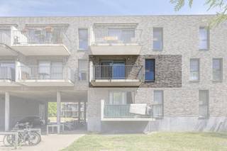 Indeling:- inkomhal met praktische vestiaireruimte- apart toilet met handenwasser- woon- en eetkamer- terras- geïnstalleerde open keuken- aparte berging met voorzieningen voor was- en droogmachine- slaapkamer- badkamer met inloopdouche, wastafel en badkamermeubelExtra troeven:- recent, netjes onderhouden gebouw- uitstekende EPC-score- centrale, doch rustige ligging nabij het centrum, winkels, openbaar vervoer...- mobiscore 8,8/10De maandelijks vaste kosten voor het onderhoud van de gemeenschappelijk delen bedragen 80 euro per maand.Bent u geïnteresseerd in deze woning te huur in Hoboken?Aarzel dan niet om een bezoekaanvraag in te dienen via onze website via de daar voorziene rode balk.Wenst u uw eigendom ook te koop of te huur te stellen? We helpen u graag verder. Steeds tot uw dienst om u verder te helpen met al uw vragen over vastgoed.