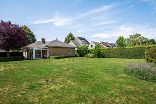 Zeer centraal gelegen woning aan de Reetsesteenweg! Dit huis bevindt zich op wandelafstand van enkele winkels en het openbaar vervoer, en op slechts 3 min. rijden van de oprit A12 Antwerpen-Brussel. Het werd gebouwd in 1989. Dit eigendom werd steeds zeer goed onderhouden, doch dient gemoderniseerd te worden: de keuken, badkamer, elektriciteit, isolatie,... Grote troef van deze woning is de zuid-gerichte tuin met ruime terras en een mooi, landelijk uitzicht achteraan! <br /><br />Op het <em><strong>GLVL</strong></em> bevinden zich een inkomhall met vestiaire, een woonkamer met ingebouwde cassette, een modern ingerichte keuken, een nachthall, een ingerichte badkamer, een bergkast, een apart toilet, 3 slaapkamers en een veranda. Verder beschikt dit huis over een zeer ruime <strong><em>ZOLDER</em></strong> van 85m2 met uittrekbare zoldertrap. Er is parkeer- en ruim stockagegelegenheid in de ruime garage, voorzien van aansluiting wasmachine en droogkast. <br /><br />Voor meer informatie of een afspraak ter plaatse kan u ons contacteren via info@leximmo.be of 03 459 99 99!