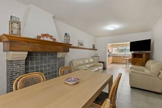 Ontdek deze ruime en charmante gezinswoning in het bruisende Knokke-Heist. Met drie slaapkamers, twee badkamers, een inpandige garage en een zonnige tuin biedt deze woning alle comfort voor wie op zoek is naar ruimte en een uitstekende ligging aan de kust.<br /><br />De lichtrijke woonkamer vormt het hart van de woning en geniet van veel natuurlijke lichtinval, wat zorgt voor een aangename en warme sfeer. Aansluitend bevindt zich de functionele keuken, uitgerust met de nodige toestellen en voorzien van een gezellige eethoek met uitzicht op de tuin.<br /><br />Met drie volwaardige slaapkamers beschikt de woning over voldoende ruimte voor een gezin, thuiswerk of logeerkamers. De aanwezigheid van twee badkamers zorgt bovendien voor extra comfort en gebruiksgemak in het dagelijks leven.<br /><br />Buiten geniet u van een zuidgerichte tuin met ruim terras, de ideale plek om te ontspannen, te genieten van de zon of gezellig te tafelen met familie en vrienden. De inpandige garage biedt extra bergruimte en praktische parkeermogelijkheden.<br /><br />Met een EPC-label C biedt deze woning een degelijke energieprestatie. Dankzij de centrale ligging in Knokke-Heist bevinden winkels, voorzieningen, het strand en tal van recreatiemogelijkheden zich binnen handbereik.<br /><br />Een ideale woning als vaste woonst, tweede verblijf of investering aan de Belgische kust.<br /><br />De algemene voorwaarden van Dewaele DIY kunt u steeds raadplegen via dewaele.com.<br /><br />Bestuursmaatregelen in het maatregelenregister: in aanvraag