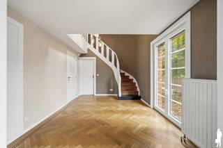 Commercieel gebouw op toplocatie te Heverlee.
<div>
<p>Ontdek dit statige commerciële gebouw met een royale bruikbare oppervlakte van meer dan 360 m², gelegen op een strategische toplocatie vlak bij de E40 en de invalsweg naar het Haasrode Researchpark. Voor deze villa werd er in 2016 een functiewijziging doorgevoerd naar multifunctioneel kantoorgebouw.<br /><br />De huidige indeling van het gebouw werd ingericht als schoonheidsinstituut, maar deze is dus eenvoudig aan te passen naar kantoorruimtes, multidisciplinaire praktijk, vrij beroep of andere commerciële doeleinden. Er is tevens een ruime buitenruimte met terras en tuin en het perceel is volledig afgesloten.<br /><br />Bijzonderheden:<br />Ruime en lichtrijke ruimtes, ideaal voor een professionele inrichting<br />Buitenruimte aanwezig, perfect voor een groene en rustige werkomgeving<br />Voldoende parkeermogelijkheden, zowel vooraan als achteraan voor klanten en medewerkers<br />Prima bereikbaarheid en onmiddellijke verbinding naar E40<br />Verdieping 1 telt 4 afzonderlijke ruimtes, alleen met ingebouwde kasten en sanitair<br />Volledige kelderverdieping ingericht als garage, wasplaats en als stockage-ruimte<br />Ingerichte keuken<br />Airco aanwezig<br /><br />Zoek je een commerciële ruimte met uitstraling, bereikbaarheid en flexibiliteit? Dan is deze villa de perfecte match!</p>
</div>