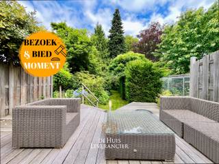 <span>Verkoopsconcept BEZOEK- en BIEDMOMENT</span><br />Meer uitleg hierover vind je onderaan de tekst (of op onze website www.dehuisleverancier.be).<br /><br />Wonen in de hipste laan van Edegem? Welkom op de Zomerlei!<br /><br />Als je op zoek bent naar die ene unieke plek waar je kinderen veilig buiten spelen, waar je op wandelafstand van het gezellige centrum van Edegem woont én waar je na een drukke werkdag thuiskomt in een oase van rust, stop dan maar met zoeken. Dit is hem. Welkom in de legendarische wijk "De Leikes", de absolute droomlocatie voor jonge, moderne gezinnen.<br /><br />Zodra je de straat inrijdt, voel je het al: brede lanen, prachtige bomen en die heerlijke, gemoedelijke buurtvibe. Parkeren is hier trouwens nooit een stressfactor, want met je eigen oprit en een handige inpandige garage parkeer je de gezinswagen of de bakfiets altijd vlotjes voor de deur. Wel zo fijn als je de wekelijkse boodschappen of de kids moet inladen!<br /><br />Binnenstappen is meteen verliefd worden. Dit huis ademt ruimte en licht met zijn maar liefst 194 vierkante meter aan bewoonbare oppervlakte. De indeling is perfect doordacht voor het moderne gezinsleven. Er zijn drie ruime, lichte slaapkamers waar iedereen zijn eigen gezellige plekje kan creëren. Daarnaast is er een handige badkamer en is de hele woning fantastisch goed uitgerust en met liefde onderhouden. Of je nu een uitgebreid ontbijt klaarmaakt in de keuken, gezellig samenkomt in de leefruimte met zicht op het groen, of boven een rustige thuiswerkplek inricht: overal voel je die warme, open sfeer.<br /><br />En dan hebben we het beste nog niet gehad: de tuin! Dit is niet zomaar een lapje groen, maar een heerlijk grote, volwassen, zonnige familietuin, waar herinneringen worden gemaakt. Ruimte genoeg voor een gigantische trampoline, een zandbak, een gezellige barbecue met vrienden of gewoon om op een zwoele zomeravond met een goed glas wijn te genieten van de rust. Terwijl de kinderen ravotten op het gras, geniet jij op het terras in alle privacy van het buitenleven.<br /><br />De locatie? Die is simpelweg goud waard. Je woont hier supercentraal waardoor scholen, sportclubs, hippe koffiebars en winkels letterlijk om de hoek liggen. Tegelijkertijd ben je zo de stad uit of op de belangrijkste invalswegen richting Antwerpen en Brussel. Het is de perfecte combinatie van het bruisende gezinsleven en pure rust.<br /><br />Dit is geen huis dat je gewoon koopt, dit is een plek waar je herinneringen maakt, waar geleefd mag worden en waar je samen gelukkig wordt. Zie jij jezelf hier al wonen, de kamers inrichten en genieten van de zomerdagen in de tuin?<br /><br />Bel ons NU!<br /><br />Vg-Wg-Gmo-Gvkr-Gvv-EPC :  229 kWh/m<sup>2</sup> (Label C)<br />Waterinfo : P-Score = A, G-Score = A<br /><br />Dit is niet wat je zoekt ? Al gehoord van AANKOOPBEGELEIDING ?   Wij zoeken, bezoeken en onderhandelen mee met jou voor eigendommen die worden aangeboden door particulieren, andere makelaars of eigendommen die zelfs (nog) niet te koop staan?<br /><br />Vraag meer informatie over aankoopbegeleiding via welkom@dehuisleverancier.be of 0489/069.000<br /><br />de Huisleverancier : Persoonlijk, voor iedereen Service, Kwaliteit en Vertrouwen !<br /><br />Verkoopsconcept BEZOEK- en BIEDMOMENT<br />Bezoeken zijn mogelijk op zondag 28 juni van 12u00 tot 16u00.<br /><br />De verkoop sluit af op het BIEDmoment, woensdag 01 juli 2026 om 12u00, dan worden de enveloppes met biedingen geopend. Het volledig reglement van het Bezoek- en Biedmoment krijg je bij een bezoek ter plaatse.<br /><br />Opgelet, de aangegeven prijs is een richtprijs en je kan deze woonst enkel op afspraak bezoeken (mail via welkom@dehuisleverancier.be of bellen/sms/whatsapp op het telefoonnummer 0489/069.000 of rechtstreeks via website www.dehuisleverancier.be).