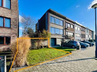 Bouwgrond te koop op een bijzonder aantrekkelijke locatie in Kontich, in een rustige woonstraat op de Ijzermaalberg.<br /><br />Deze grond biedt de ideale basis voor het realiseren van een stijlvolle rijwoning op een plek waar wooncomfort en bereikbaarheid mooi samenkomen.<br /><br />De omgeving is een grote troef. Op wandelafstand bevindt zich het centrum van Kontich Kazerne, met buurtwinkels, supermarkten, bakkers, apotheek en gezellige horecazaken. Ook scholen, sportaccommodaties en kinderopvang liggen vlakbij, wat de locatie perfect maakt voor gezinnen of iedereen die graag alles binnen handbereik heeft.<br /><br />De Ijzermaalberg staat bekend om zijn rustige, residentiële karakter. Je woont hier letterlijk op de top van een berg, wat écht wel zijn charme heeft. De straat zelf heeft weinig doorgaand verkeer, waardoor je dagelijks kan genieten van een aangename woonomgeving. Wie graag de natuur opzoekt, zit hier eveneens goed: verschillende wandel- en fietsverbindingen richting de Groeningenhofsite, het Altenapark en de groene omgeving rond Kontich-Oost liggen op korte afstand.<br /><br />Daarnaast is de mobiliteit uitstekend. Zowel de E19 als de A12 zijn vlot bereikbaar, waardoor je snel richting Antwerpen, Mechelen of Brussel rijdt. Het station Kontich-Lint ligt op enkele minuten fietsen en biedt bovendien een sterke treinverbinding richting Antwerpen-Centraal.<br /><br />Deze bouwgrond vormt een zeldzame kans om een toekomstgerichte, energiezuinige woning te bouwen op een locatie die rust en bereikbaarheid perfect combineert. Ideaal voor wie zelf wil ontwikkelen of op zoek is naar een solide investering in een gewilde buurt.<br /><br />Contacteer ons snel!