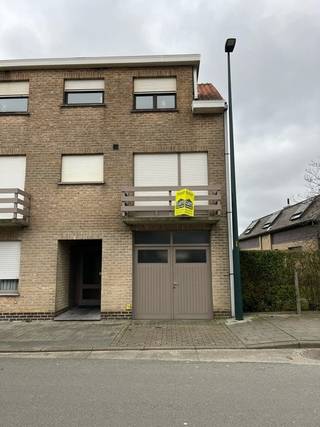 Deze zeer ruime dubbele garagebox / opslagplaats op gelijkvloerse verdieping bevindt zich vlakbij het centrum van De Haan. De garagebox meet 11,6m...