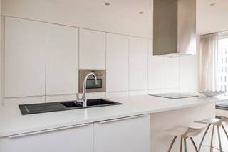 Cet appartement de 2 chambres est situé au 6ème étage du bâtiment De Sinjoor. Vous entrez dans le salon cosy sur parquet. Décoré avec un ensemble...