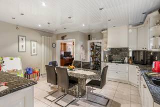 Bent u op zoek naar een veelzijdig pand met tal van mogelijkheden? Deze woning met handelspand en een uitzonderlijk ruim magazijn, gelegen in het hart van Ruisbroek, biedt een unieke combinatie van wonen en werken.<br />Momenteel is het pand ingericht als een goed draaiende bakkerij met woonst, maar dankzij de gunstige indeling en centrale ligging leent het zich perfect voor diverse handelsactiviteiten, een zelfstandige onderneming of een investeringsproject.<br />De woning beschikt over een comfortabele woonst, terwijl het handelspand een uitstekende zichtbaarheid geniet. Achteraan bevindt zich een riant magazijn met veel opslagruimte, ideaal voor ambachtelijke activiteiten, logistiek, opslag of verdere commerciële invulling.<br />Troeven van dit pand:<br />• Centrale ligging in het centrum van Ruisbroek.<br />• Woning met geïntegreerd handelspand.<br />• Momenteel uitgebaat als bakkerij.<br />• Zeer ruim magazijn met tal van mogelijkheden.<br />• Ideaal voor zelfstandigen, ondernemers of investeerders.<br />• Combinatie van wonen en werken op één locatie.<br />Een unieke opportuniteit voor wie op zoek is naar een commercieel pand met woonst en ruime opslagcapaciteit op een toplocatie.<br />Contacteer ons vandaag nog voor meer informatie of een bezichtiging.<br />