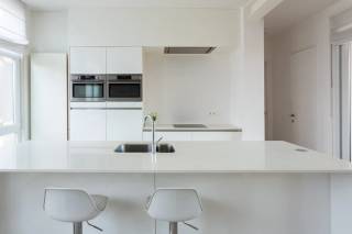 Dit mooi gelegen appartement in Antwerpen bevindt zich in de bruisende buurt 't Zuid, bekend om zijn levendige sfeer en diverse aanbod aan cultuur, winkels en horeca. Met een bewoonbare oppervlakte van 111 m² biedt dit pand ruim voldoende ruimte voor comfortabel wonen in het hart van de stad.<br /><br />Het appartement beschikt over twee ruime slaapkamers. Daarnaast is er een verzorgde badkamer aanwezig die van alle gemakken is voorzien. De indeling van het appartement zorgt voor een praktische en aangename leefomgeving.<br /><br />Door de combinatie van locatie, ruimte en voorzieningen is dit appartement een uitstekende keuze voor wie wil genieten van het stadsleven met alle comfort binnen handbereik. Een unieke kans om te wonen in een van de meest gewilde wijken van Antwerpen.<br /><br />Huurprijs: 1700 euro/maand<br />Kosten: 200 euro/maand (nutsvoorzieningen incl.)<br />Beschikbaarheid: onmiddellijk<br /><br />Contacteer LISTED voor een plaatsbezoek: +32 3 283 51 51.