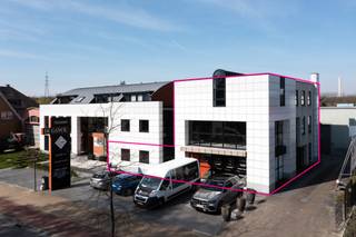 Het pand van 858m² is gelegen langs de Hundelgemsesteenweg tussen Gent en Merelbeke en geniet van een unieke ligging en visibiliteit.De ruimte is...