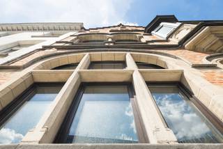 ETTERBEEK – Tussen de Chasse en de Avenue de la Couronne, in een van de veiligste straten van Etterbeek dankzij de nabijheid van de kazerne en het gemeentehuis van Etterbeek, staat een huis dat in 1912 door architect Augustin Goovaerts in neogotische stijl werd gebouwd. Dit huis met een bewoonbare oppervlakte van ±435 m² wordt gekenmerkt door zijn architectuur en zijn halve toren die vanaf de straatkant zichtbaar is.<br /><br /><span>Bovenste begane grond:</span><br /><br />3 aaneengesloten woonruimtes van respectievelijk ± 19 m², 20 m² en de bibliotheek over 2 verdiepingen van elk ± 25,5 m², elk met hun historische kenmerken zoals originele wandtapijten en antieke schouwen; de bibliotheek heeft ook toegang tot 2 kantoren en de tuin.<br /><br /><span>Benedenverdieping:</span><br /><br />2 ruime multifunctionele kamers van ± 17 m² en ± 15 m² en achterin een grote ingerichte keuken met toegang tot de tuin.<br /><br /><span>1e verdieping: </span><br />
<ul>
<li>2 slaapkamers van ± 19 m² en ± 21 m²</li>
<li>Toilet</li>
<li>Kleedruimte van ± 7,5 m²</li>
<li>Badkamer van ± 9 m²</li>
</ul>
<span>2e verdieping:</span><br />
<ul>
<li>Een slaapkamer van ±16 m²</li>
<li>De ouderslaapkamer van ±18 m² met eigen doucheruimte, wastafel en een ingebouwde kleedkamer</li>
<li>Een gemeenschappelijke badkamer met toilet van ±10 m²</li>
<li>Een kleedruimte van ±9,5 m²</li>
</ul>
Op de bovenste verdieping bevindt zich een inrichtbare zolder van ± 34 m²<br />Verschillende ruimtes onder de trap bieden extra opbergruimte. Er zijn ook kelders, waaronder een wijnkelder. Het huis is voorzien van een intercom en glasvezel.