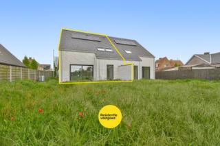 Op een rustige maar tegelijk centrale ligging in Gistel verrijst deze hedendaagse nieuwbouwwoning. De woning werd ontworpen met bijzondere...