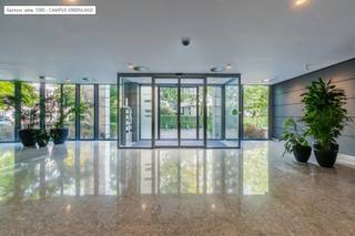 Het Greenland Office Park bestaat uit drie elegante gebouwen met elk vijf verdiepingen van circa 1053 m². De kantoorruimtes zijn bijzonder verlicht en modern ingericht om een optimale werkruimte te bieden. De oppervlaktes zijn flexibel in te richten, van gesloten kantoren tot open werklandschappen, afgestemd op de wensen van de huurders. De locatie is omgeven door veel groen en biedt diverse faciliteiten, zoals House of Codesign, Cafette Mariette en Smartfridge. Deze voorzieningen creëren een inspirerende en comfortabele werkomgeving voor alle gebruikers van het kantoorpark.<br /><br /><br /><span>Kantoren te huur 5de verdieping CAMPUS 3 GREENLAND 250m²</span><br /><br />
<ul>
<li><span>Alarmsysteem</span></li>
<li><span>Brandalarmsysteem</span></li>
<li><span>Douche(s) : with lockers</span></li>
<li><span>Dubbele beglazing</span></li>
<li><span>Fietsparking</span></li>
<li><span>HVAC</span></li>
<li><span>Liften</span></li>
<li><span>Opengaande ramen</span></li>
<li><span>Parking personenwagens : (outisde and inside)</span></li>
<li><span>Ratio parking : 1/50</span></li>
<li><span>Toegangscontrole : badge</span></li>
<li><span>Tuin : Garden and picnic area, with external meetings</span></li>
</ul>