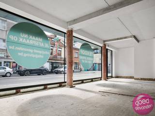 Deze <strong>KANTOOR/HANDELSRUIMTE</strong> ligt op de Kempische Steenweg op de hoek met de Vaartstraat die uitmondt aan de Blauwe Boulevard, de nieuwe trekpleister van Hasselt <br /><br /><strong>TROEVEN</strong> die je de wind in de zeilen geeft : <br /><br />- topligging in Hasselt op 500m van de Grote Markt en aan de Blauwe Boulevard <br />- gelegen op de Kempische Steenweg, één van de invalswegen van Hasselt<br />- uitstekende visibiliteit.<br /><br /><strong>Voor meer informatie 011 323 100</strong>