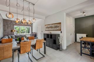 <p><span>Sint-Truiden: Charmante ruime woning met 5 slaapkamers en een enorm potentieel</span></p><p><span> </span></p><p><span>Deze aangename woning werd doorheen de jaren zeer goed onderhouden en recent gerenoveerd waardoor ook energetisch een zeer mooi resultaat behaald werd. </span></p><p><span>De woning is gelegen in het groene Sint-Truiden met faciliteiten in de nabije omgeving. </span></p><p><span>Deze woning omvat een aangename inkomhal met gastentoilet. Via de inkomhal kom je binnen in een gezellige en lichtrijke woonkamer met eetkamer en aansluitende de vernieuwde keuken met berging met wasaansluitingen. </span></p><p><span>Er is toegang tot de tuin met terras via de eetplaats en keuken.</span></p><p><span> </span></p><p><span>De eerste verdieping omvat 3 slaapkamers en een eerste badkamer. De zolderverdieping is te betreden via een vaste trap en werd volledig ingericht met 2 extra slaapkamers en een badkamer met douche en toilet. </span></p><p><span> </span></p><p><span>Naast de woning bevindt zich een zeer ruime atelier ruimte en bijkomend ook nog een afgesloten garage. Atelier met bovenverdieping en garage biedt een enorm potentieel naar uitbreiding en/of zelfstandige activiteit.</span></p><p><span> </span></p><p><span>De tuinzone is aangenaam en onderhoudsvriendelijk ingericht en biedt de nodige privacy. Door het halfopen karakter van de woning is er eveneens een doorgang naast de woning om met een wagen aan het bijgebouw te geraken.</span></p><p><span> </span></p><p><span>Woning is asbestveilig en heeft een conforme elektriciteitskeuring.</span></p><p><span> </span></p><p><span>Bent u op zoek naar een goed gerenoveerde instapklare woning in het mooie Sint-Truiden? Zoek niet verder en maak vandaag nog een afspraak! </span></p><p><span> </span></p>