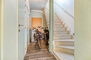Handelshuis met duplexappartement en verhuurd handelsgelijkvloers in hartje Bilzen – Kloosterstraat 2.<br /><br />Deze karaktervolle handelswoning is gelegen op een toplocatie, vlakbij het kerkplein in het bruisende centrum van Bilzen. Het pand bevindt zich op een perceel van 3a 51ca en omvat een verhuurde handelsruimte op het gelijkvloers én een ruim duplexappartement.<br /><br />In 2000 werd het gebouw grondig gerenoveerd, met onder meer een nieuw dak, nieuwe ramen en een volledige binnenafwerking. De nutsvoorzieningen en verwarmingsinstallatie zijn volledig gescheiden voor het handelsgedeelte en de woning.<br /><br /><strong>Handelsruimte:</strong><br />Het handelsgelijkvloers van 160 m² is momenteel ingericht als een stijlvolle delicatessenzaak. De ruimte beschikt over een royale etalage, een ruime handelsruimte, een ingerichte keuken en aparte sanitaire voorzieningen voor dames en heren. De verhoogde en zeer lichtrijke achterzijde van het pand biedt toegang tot een gezellig en uitnodigend tuinterras. De maandelijkse huur bedraagt 1585€/maand.<br /><br /><strong>Duplexappartement:</strong><br />Via het overdekte inkomportaal bereik je het ruime duplexappartement van 158 m².<br />Op het gelijkvloers bevindt zich een aparte inkomhal met een technische ruimte en de CV-installatie. De trap leidt naar de eerste verdieping, waar een inkomhal met gastentoilet en vestiaire toegang geeft tot een lichte leefruimte en een volledig uitgeruste leefkeuken. Grote raampartijen zorgen voor een overvloed aan natuurlijk licht en bieden toegang tot een aangenaam en ruim dakterras.<br />De bovenverdieping beschikt over een nachthal, een praktische wasruimte, twee slaapkamers met uitzicht op de straat, een apart toilet en een comfortabele badkamer met dubbele wastafel, ligbad en douche. Daarnaast is er nog een ruime bergzolder, bereikbaar via de trappenhal, met tal van mogelijkheden.<br /><br /><strong>Belangrijkste troeven zijn:</strong><br />- Gelegen op een uitstekende locatie in het centrum van Bilzen, vlakbij het kerkplein<br />- Combinatie van verhuurde handelsruimte en ruim duplexappartement<br />- Gescheiden nutsvoorzieningen en verwarmingsinstallaties<br />- Twee terrassen: een zonnig dakterras en een sfeervol tuinterras<br />- Karaktervolle gevel en instapklare staat<br />- Ruime zolderverdieping met uitbreidingspotentieel<br />- Asbestveilig<br /><br />Interesse in dit veelzijdige pand?<br />Contacteer ons op 0473 79 29 30 of mail naar luc@vestio.com<br /><br /> 