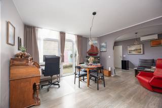 Ligging
Dit appartement is gelegen in de Erasmusstraat 18 te Borgerhout (2140), in een rustige en aangename straat met een vlotte verbinding naar Antwerpen-centrum. De buurt combineert een residentiële sfeer met de nabijheid van winkels, openbaar vervoer en belangrijke invalswegen, wat zorgt voor een praktische en comfortabele woonomgeving.
Indeling
Het appartement beschikt over twee volwaardige slaapkamers, een ruime leefruimte en een volledig geïnstalleerde keuken. Verder is er een grote badkamer met toilet aanwezig, aangevuld met een extra apart gastentoilet voor extra comfort. Een bijzondere meerwaarde is het aansluitende magazijn met ruime doorgang, geschikt voor meerdere wagens. Dit magazijn kan mee aangekocht worden voor €50.000 en biedt tal van mogelijkheden voor stockage, hobby of professioneel gebruik. Daarnaast beschikt het gebouw over een kelder met privatieve bergingen.
Troeven
Interessant als opbrengsteigendom
Twee slaapkamers
Ruime leefruimte
Volledig ingerichte keuken
Magazijn met doorgang voor meerdere wagens
Privatieve kelderberging
Gelegen in een rustige straat
Asbestvrij
Geen renovatieverplichting