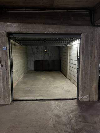 Ondergrondse garagebox met volgende afmetingen:  5.8 meter die en 3 meter breed.  Poort is 2.05 hoog en 2.10 breed.  Automatische poort aan de straat...