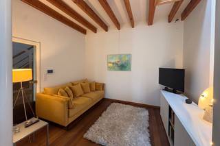 Overall: - Gas heating (individual)- Individual electricity- Individual water consumption- EPC X kWh/m²/yLayout:Ground floor:- Open entrance hall - Living room with spacious dining room- Kitchen with adjoining storage1st floor:- Night hall with desk space- Two bedrooms- Bathroom with shower and bathBasement: - Basement storage with utility meters