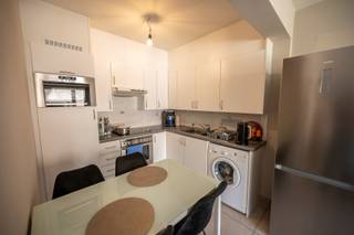 Op rustige, residentiële ligging nabij strand, shopping, openbaar vervoer en Wellington renbaan, vinden we residentie Willem I terug. In deze kleinschalige residentie bevindt zich op de eerste verdieping dit lichtrijk twee slaapkamer appartement terug. <br />Deze omvat een inkomhal, ruime woonkamer met half open ingerichte keuken, twee slaapkamers, knusse badkamer en balkon op volledige breedte van het appartement.<br /><br />Hiernaast bieden wij u deze opportuniteit aan met een privatieve kelder en garagebox in de residentie. <br />Gunstig epc, blanco keuring elektriciteit, recente hoogrendementsketel,.. kortom ideale investering! <br />Momenteel is dit appartement verhuurd, zodoende ideaal als <br /><br />Het appartement is momenteel verhuurd, perfect als opbrengsteigendom, startersappartement of uw tweede verblijf nabij strand en zee. <br /><br />Maak nu uw afspraak 059/43.43.00 of info@vastgoedvanhoye.be